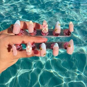 Custom Press-On Nails (Floral/beachy)